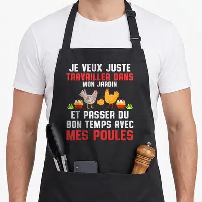 Tablier de cuisine noir avec inscription humoristique sur le jardin et trois poules entourées de paniers d'œufs colorés.