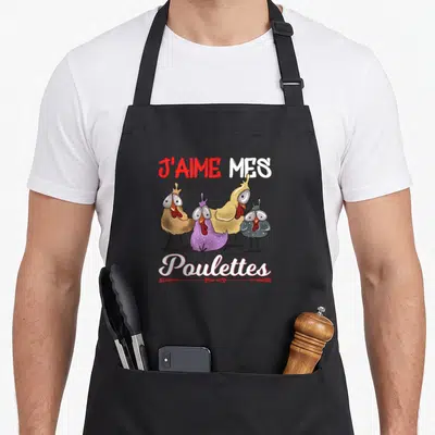 Tablier de cuisine noir avec l'inscription J'aime mes Poulettes Cadeau et quatre poules cartoon aux couleurs vives et expressions comiques.