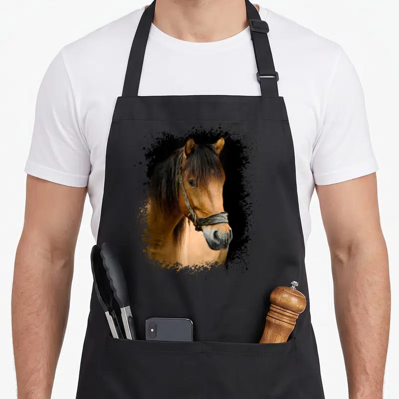Tablier de cuisine noir avec photo réaliste de tête de cheval arabe encadrée d'éclaboussures artistiques noires.