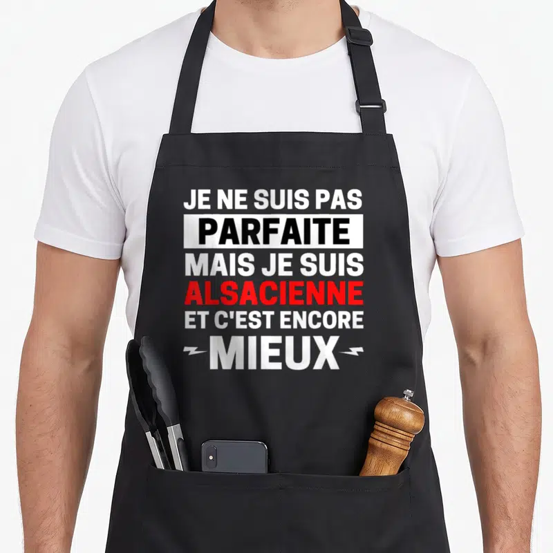 Tablier de cuisine noir avec inscription Je ne suis pas parfaite mais Alsacienne et c'est encore mieux en blanc et rouge.