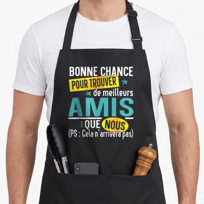 Tablier de cuisine noir avec inscription humoristique sur l'amitié et des étoiles colorées.