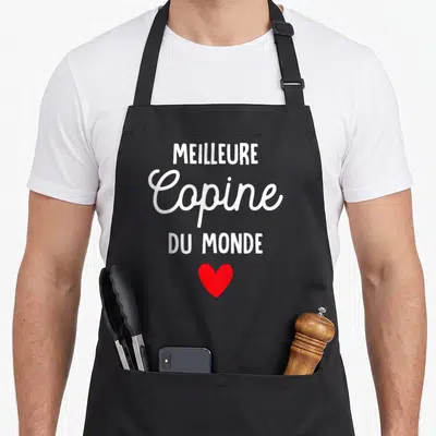 Tablier de cuisine noir avec texte Meilleure Copine Du Monde et un cœur rouge en dessous.