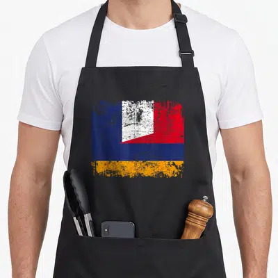 Tablier de cuisine noir avec un drapeau combinant les couleurs de l'Arménie et de la France en style vintage.