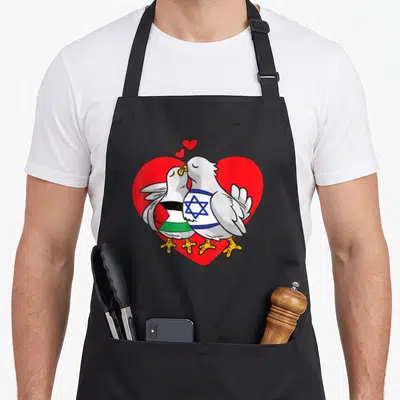 Tablier de cuisine noir avec deux colombes s'embrassant devant un cœur rouge ornées des symboles palestiniens et israéliens.