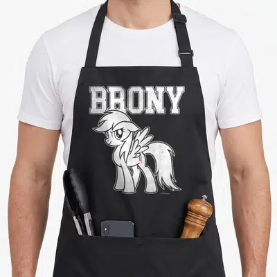 Tablier de cuisine noir avec l'inscription BRONY et un dessin de poney ailé aux couleurs vives sur le flanc.