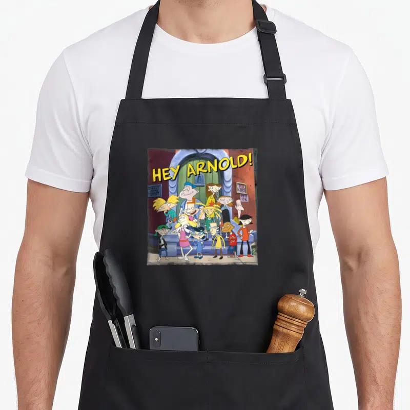 Tablier de cuisine noir avec une illustration colorée du groupe d'amis Hey Arnold devant une porte verte.