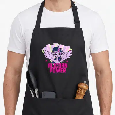 Tablier de cuisine noir avec Twilight Sparkle ailée et le texte Alicorn Power en rose vif.