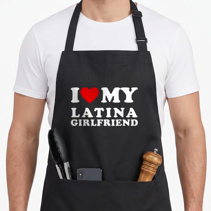 Tablier de cuisine noir avec inscription blanche I MY LATINA GIRLFRIEND et un cœur rouge au centre du design.