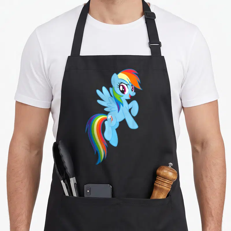 Tablier de cuisine noir avec une illustration colorée de Rainbow Dash en plein vol sur le devant.
