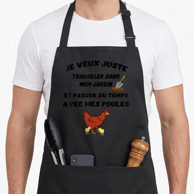 Tablier de cuisine noir avec inscription Je veux juste travailler dans mon jardin et illustration poule avec poussins et bêche.