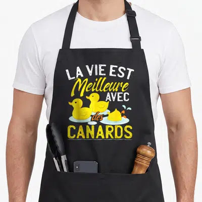 Tablier de cuisine noir avec l'inscription La Vie Est Meilleure Avec Des Canards et trois canards jaunes dans l'eau.