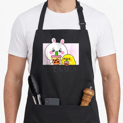 Tablier de cuisine noir avec illustration d'un lapin blanc et d'un canard jaune buvant du thé à bulles sur fond rose pastel.