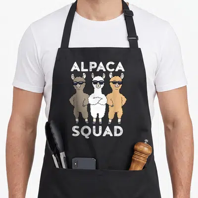Tablier de cuisine noir avec trois alpaga en lunettes noires et le texte ALPACA SQUAD imprimé en blanc.