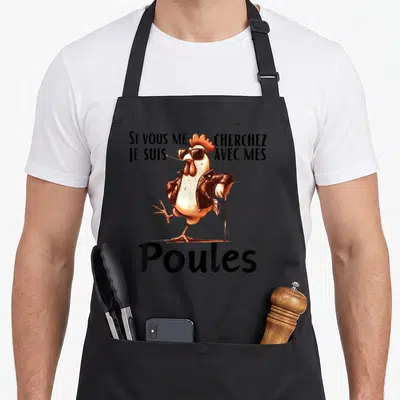 Tablier de cuisine noir avec illustration d'un coq en veste de cuir et lunettes de soleil, accompagné du texte Si vous me cherchez je suis avec mes Poules.