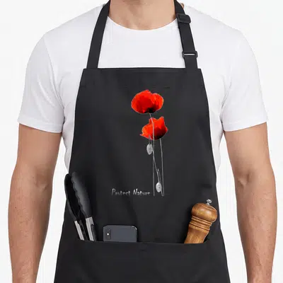 Tablier de cuisine noir avec deux coquelicots rouges, une abeille grise et le texte protect nature en bas à gauche.