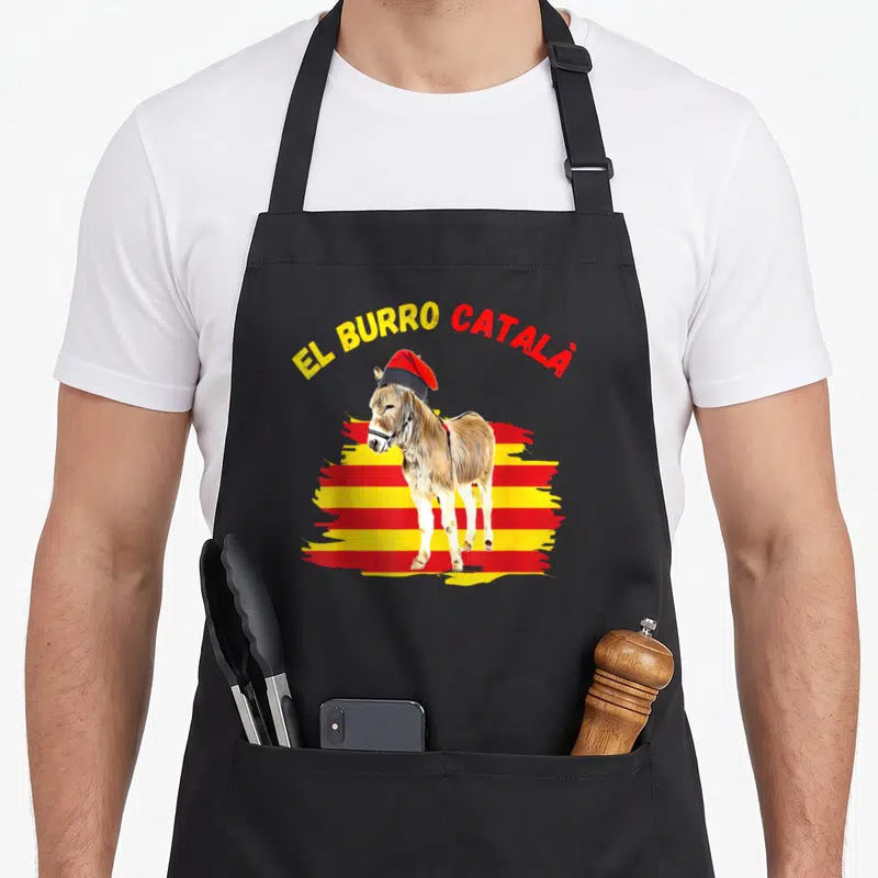 Tablier de cuisine noir avec illustration d'un âne portant un bonnet rouge devant des bandes rouges et jaunes.