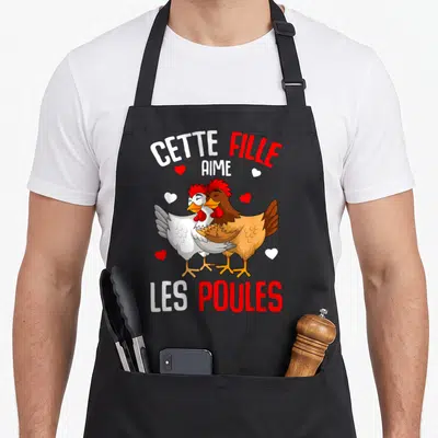 Tablier de cuisine noir avec illustration de deux poules blanches et brunes entourées de coeurs rouges et blancs.