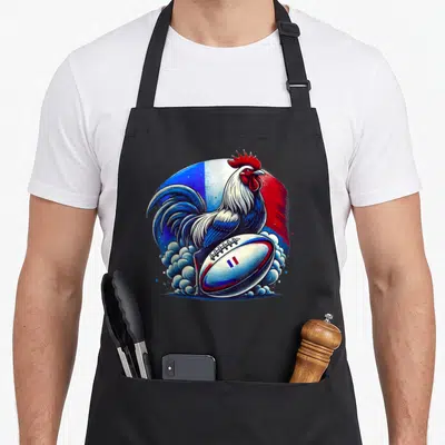 Tablier de cuisine noir avec illustration d'un coq tenant un ballon de rugby sur fond tricolore français.