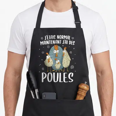 Tablier de cuisine noir avec illustration de quatre poules et le texte J'étais normal maintenant j'ai des poules.