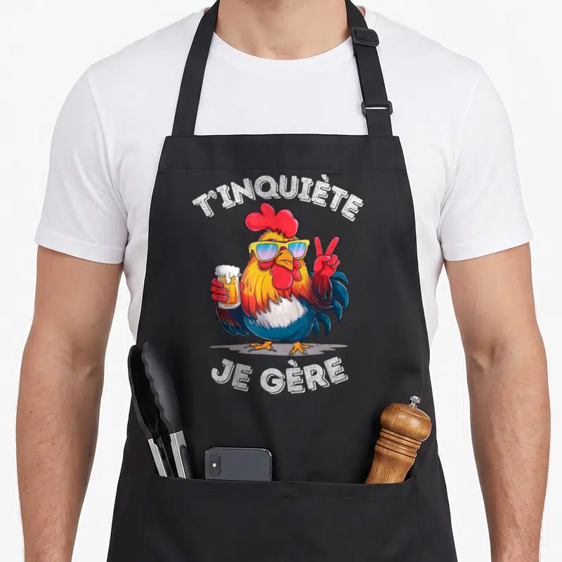 Tablier de cuisine noir avec un coq portant des lunettes de soleil tenant une bière et le texte T'inquiète Je Gère