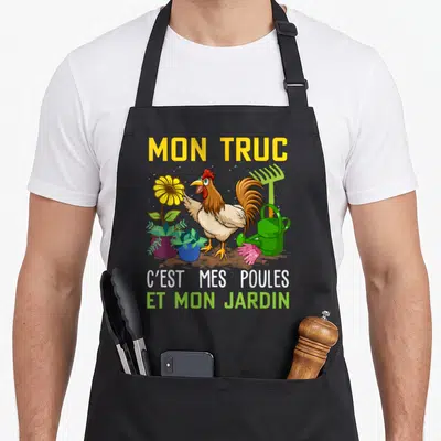 Tablier de cuisine noir avec illustration colorée d'un coq entouré de plantes et d'outils de jardinage.
