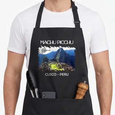 Tablier de cuisine noir avec une illustration des ruines du Machu Picchu et le texte Cusco - Peru en blanc.