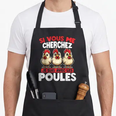 Tablier de cuisine noir avec trois poules blanches et le texte Si vous me cherchez je suis avec les poules en rouge et blanc.