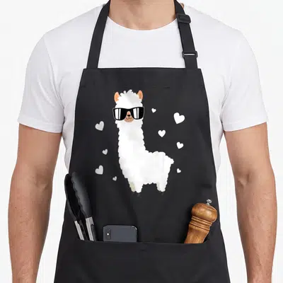 Tablier de cuisine noir avec illustration d'un lama alpaga hearts portant des lunettes noires et entouré de petits cœurs blancs.
