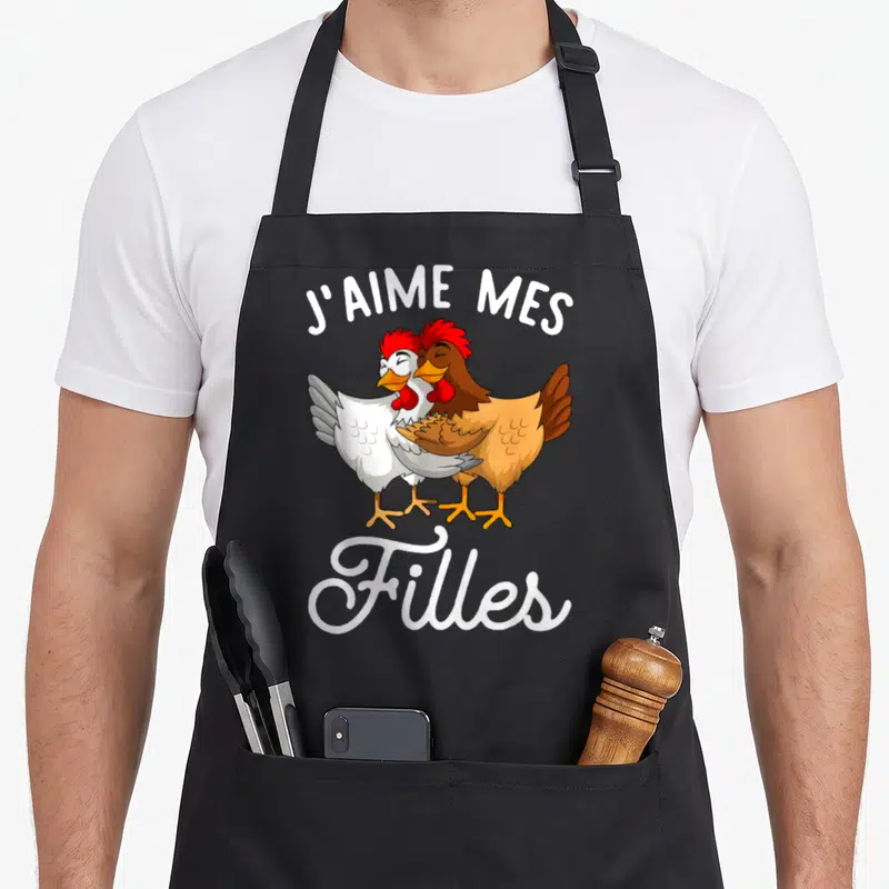 Tablier de cuisine noir avec deux poules colorées et l'inscription J'aime mes Filles en typographie blanche.