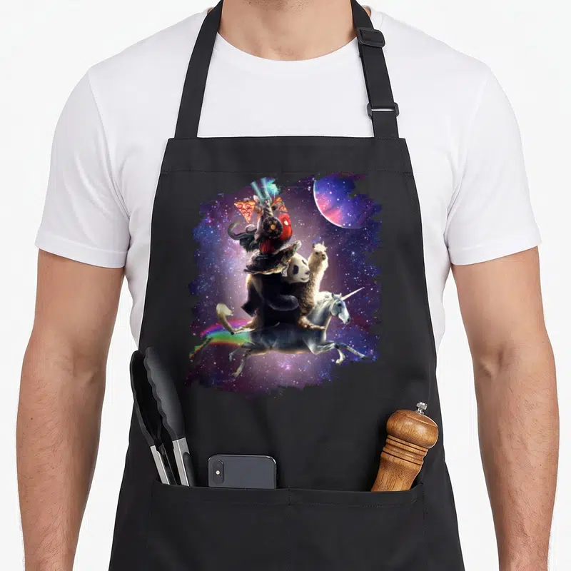 Tablier de cuisine noir avec une licorne galopant dans l'espace portant un panda, un lama et une tortue sur le dos.