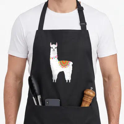 Tablier de cuisine noir avec illustration d'un alpaga blanc portant une parure multicolore et des perles.