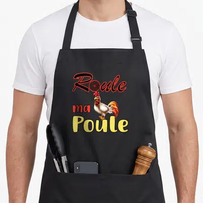 Tablier de cuisine noir avec illustration de coq et texte Roule ma Poule en lettres colorées.