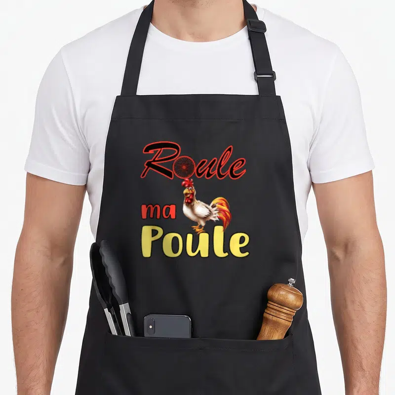 Tablier de cuisine noir avec illustration de coq et texte Roule ma Poule en lettres colorées.