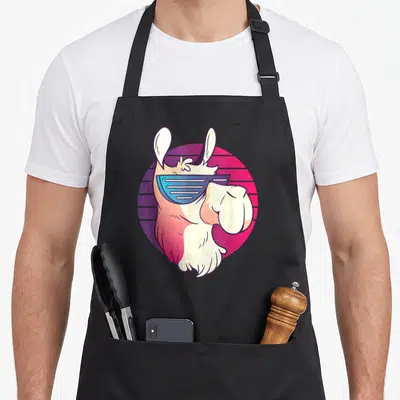Tablier de cuisine noir avec illustration colorée d'un lama portant des lunettes de soleil style synthwave sur fond circulaire dégradé.
