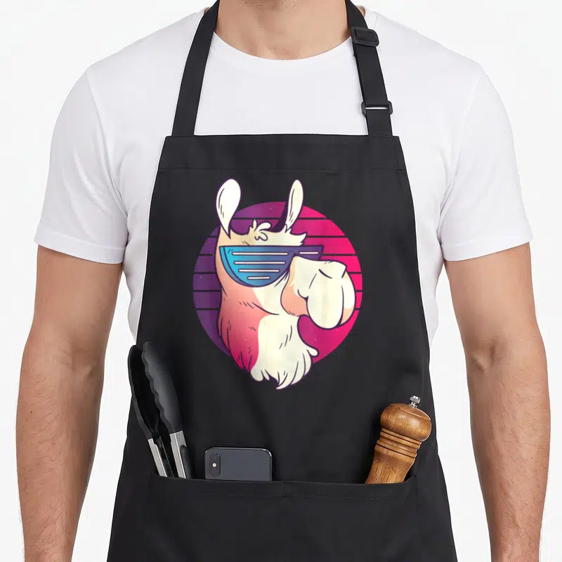Tablier de cuisine noir avec illustration colorée d'un lama portant des lunettes de soleil style synthwave sur fond circulaire dégradé.