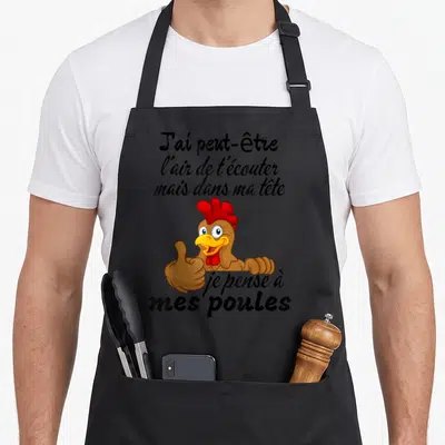 Tablier de cuisine noir avec un coq marron faisant un signe d'approbation et une citation humoristique sur les poules.