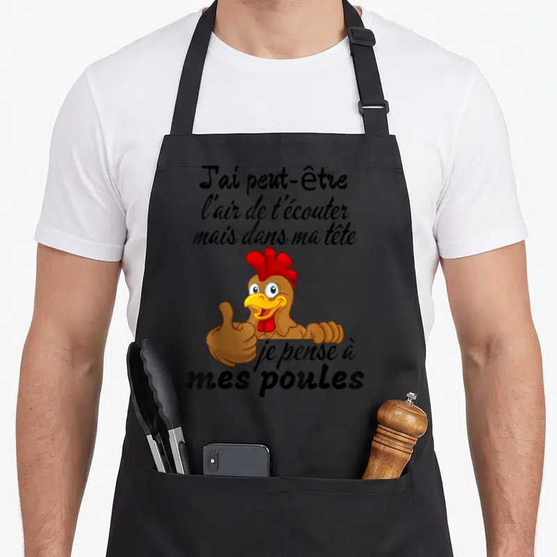 Tablier de cuisine noir avec un coq marron faisant un signe d'approbation et une citation humoristique sur les poules.