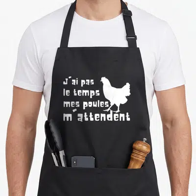 Tablier de cuisine noir avec inscription J'ai pas le temps mes poules m'attendent et silhouette de poule blanche.