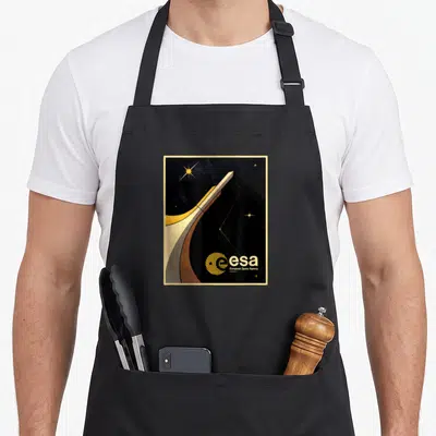 Tablier de cuisine noir avec illustration vintage d'une fusée Ariane 5 et le logoESA en jaune doré sur fond d'espace.