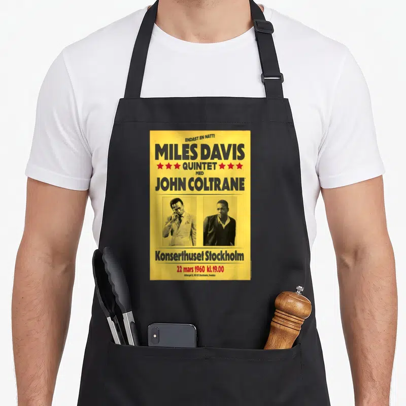 Tablier de cuisine noir avec une affiche jaune du Miles Davis Quintet et John Coltrane au Konserthuset Stockholm 1960