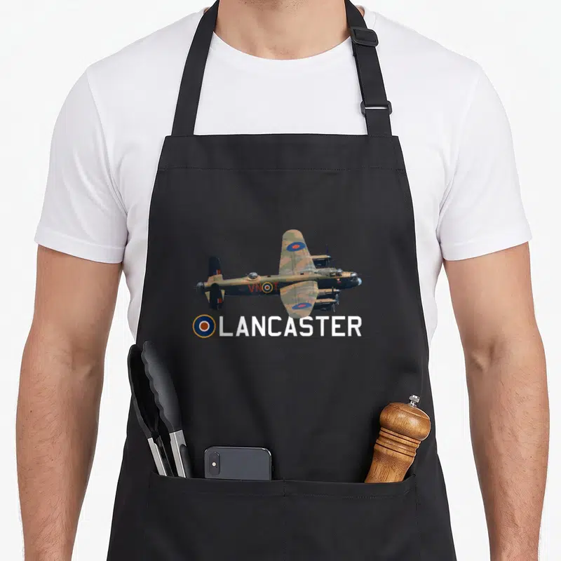 Tablier de cuisine noir avec illustration d'un bombardier Avro Lancaster RAF et le texte LANCASTER en blanc.
