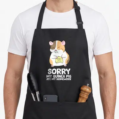 Tablier de cuisine noir avec illustration d'un cochon d'Inde tricolore tenant un papier jauni.
