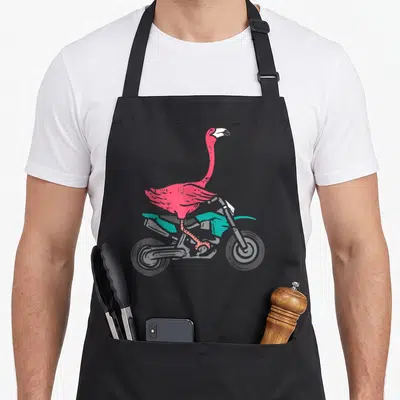 Tablier de cuisine noir avec illustration d'un flamant rose rose vif assis sur une moto tout-terrain verte et grise.