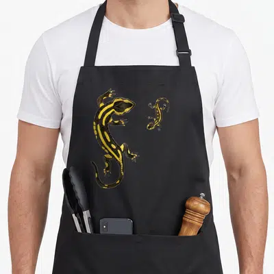 Tablier de cuisine noir avec illustration vintage de deux salamandres noires et jaunes aux motifs distinctifs.