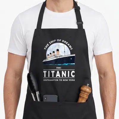Tablier de cuisine noir avec illustration du paquebot Titanic et texte blanc The Ship of Dreams RMS Titanic Southampton to New York.