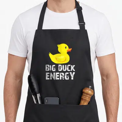 Tablier de cuisine noir avec illustration d'un canard jaune et l'inscription Big Duck Energy en blanc.