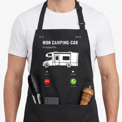 Tablier de cuisine noir avec illustration d'un appel téléphonique provenant d'un camping-car blanc sur fond gris.