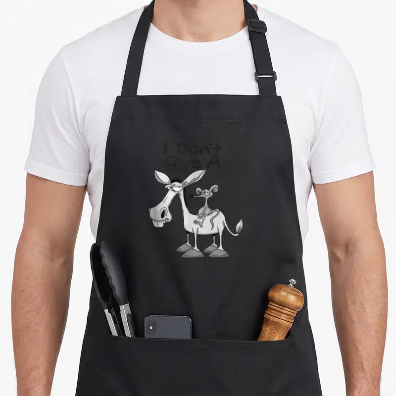 Tablier de cuisine noir avec illustration d'un âne grimaçant et un rat sur son dos, style dessin animé monochrome.
