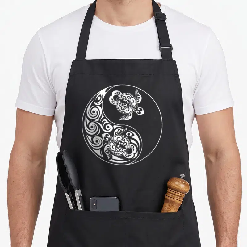Tablier de cuisine noir avec illustration blanche Yin Yang Tortue Qigong Tai Chi en style tribal.