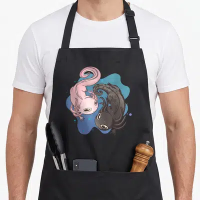 Tablier de cuisine noir avec deux axolotls rose et noir s'entrelaçant sur fond bleu stylisé.